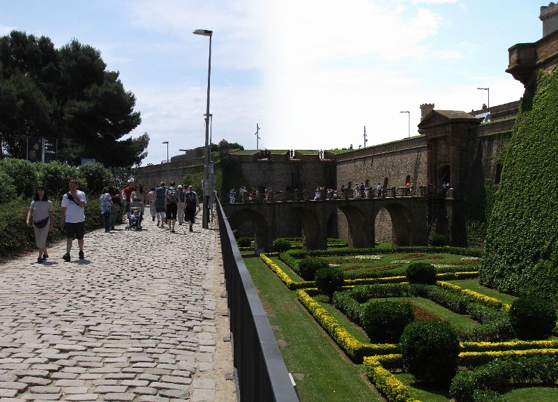 castell de montjuic.jpg - Aan de kant van de haven ligt het Castell de Montjuïc.